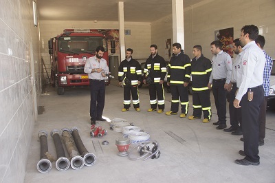 ادامه دوره‌های آموزشی آتش نشانان شهرداری احمدآباد مستوفی