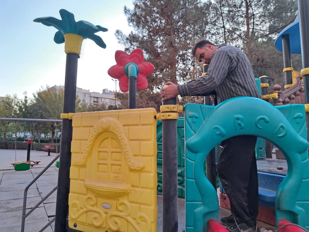 ترمیم و نوسازی وسایل بازی پارک شهید خورشیدی توسط مدیریت شهری احمدآبادمستوفی