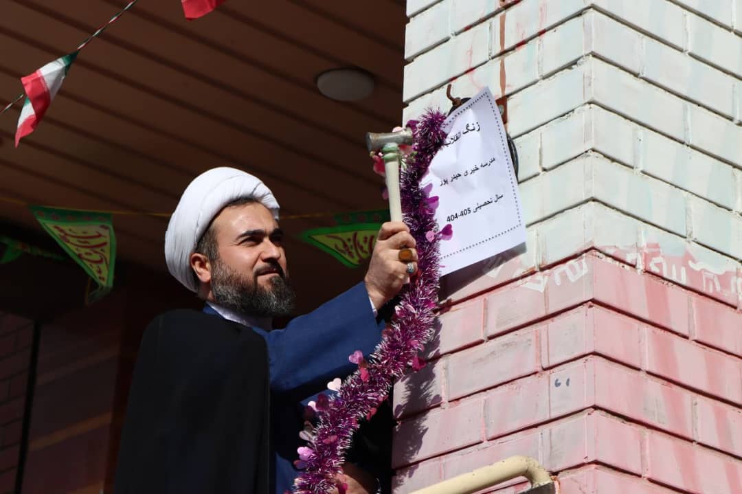 برگزاری مراسم تجدید میثاق با امام راحل(ره) و رهبری و نواختن زنگ انقلاب در شهر احمدآبادمستوفی